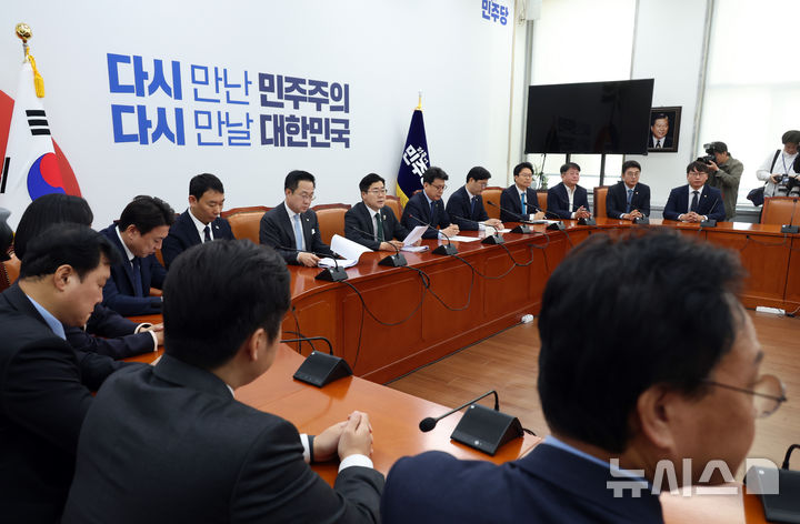 [서울=뉴시스] 고승민 기자 = 박찬대 더불어민주당 대표 직무대행 겸 원내대표가 24일 서울 여의도 국회에서 열린 정책조정회의에서 발언하고 있다. 2025.04.24. kkssmm99@newsis.com