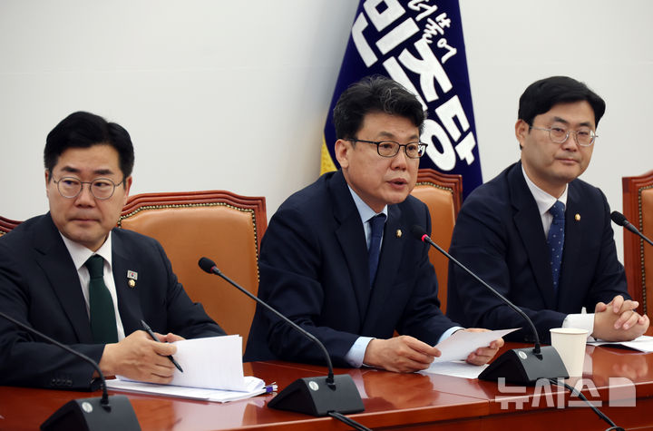 [서울=뉴시스] 고승민 기자 = 진성준 더불어민주당 정책위의장이 24일 서울 여의도 국회에서 열린 정책조정회의에서 발언하고 있다. 2025.04.24. kkssmm99@newsis.com