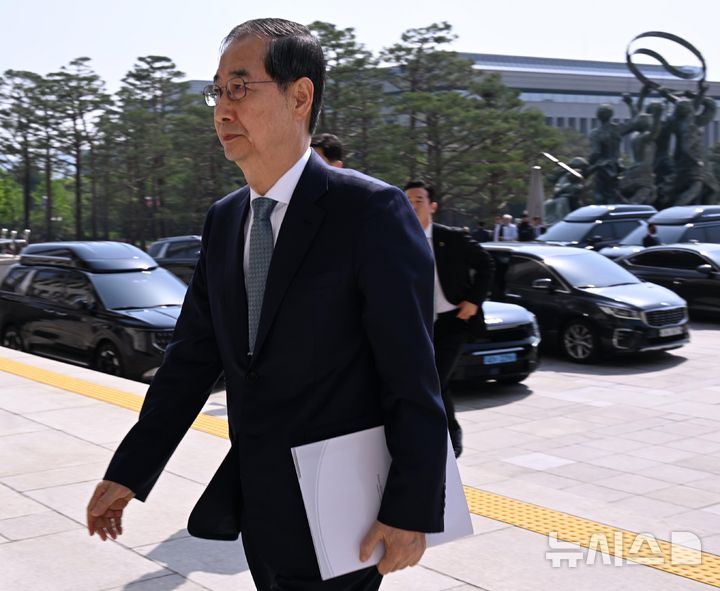 [서울=뉴시스] 국회사진기자단 = 한덕수 대통령 권한대행 국무총리가 24일 오전 서울 여의도 국회에 추가 경정예산안 시정연설을 하기 위해 도착하고 있다. 2025.04.24. photo@newsis.com