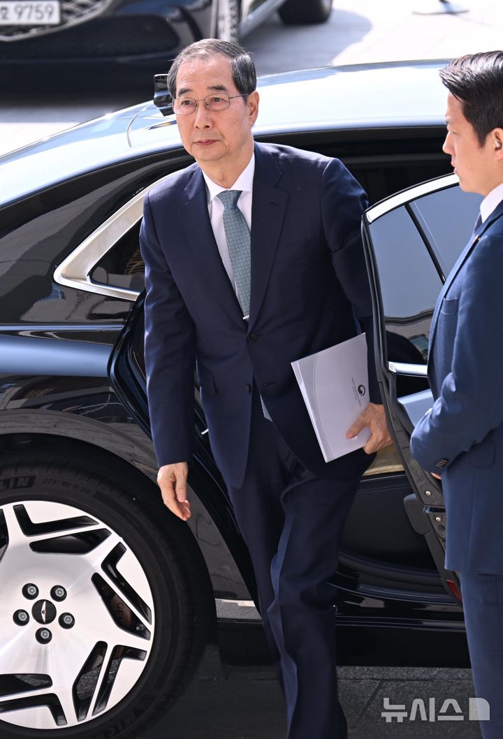 [서울=뉴시스] 국회사진기자단 = 한덕수 대통령 권한대행 국무총리가 24일 오전 서울 여의도 국회에 추가 경정예산안 시정연설을 하기 위해 도착하고 있다. 2025.04.24. photo@newsis.com