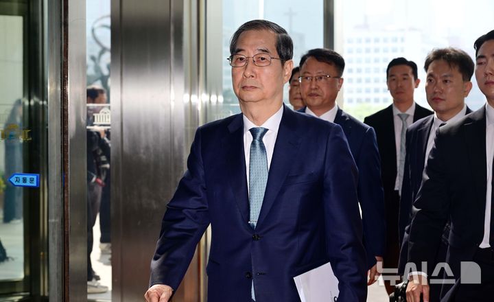 [서울=뉴시스] 국회사진기자단 = 한덕수 대통령 권한대행 국무총리가 추가경정예산안 시정연설을 위해 24일 오전 서울 여의도 국회로 들어오고 있다. 2025.04.24. photo@newsis.com