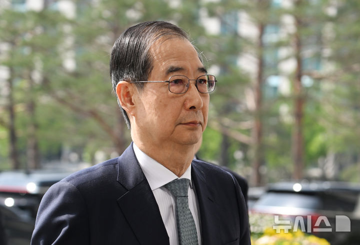 [서울=뉴시스] 국회사진기자단 = 한덕수 대통령 권한대행 국무총리가 추가경정예산안 시정연설을 위해 24일 오전 서울 여의도 국회로 들어오고 있다. 2025.04.24. photo@newsis.com