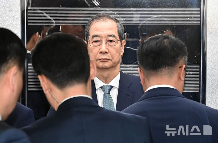 [서울=뉴시스] 국회사진기자단 = 한덕수 대통령 권한대행 국무총리가 추가경정예산안 시정연설을 위해 24일 오전 서울 여의도 국회에서 본회의장으로 이동하고 있다. 2025.04.24. photo@newsis.com