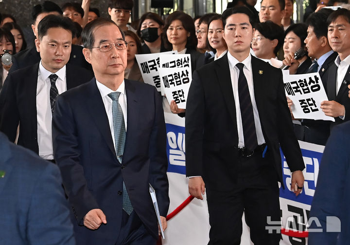[서울=뉴시스] 국회사진기자단 = 한덕수 대통령 권한대행 국무총리가 추가경정예산안 시정연설을 위해 24일 오전 서울 여의도 국회에서 본회의장으로 이동하고 있다. 2025.04.24. photo@newsis.com
