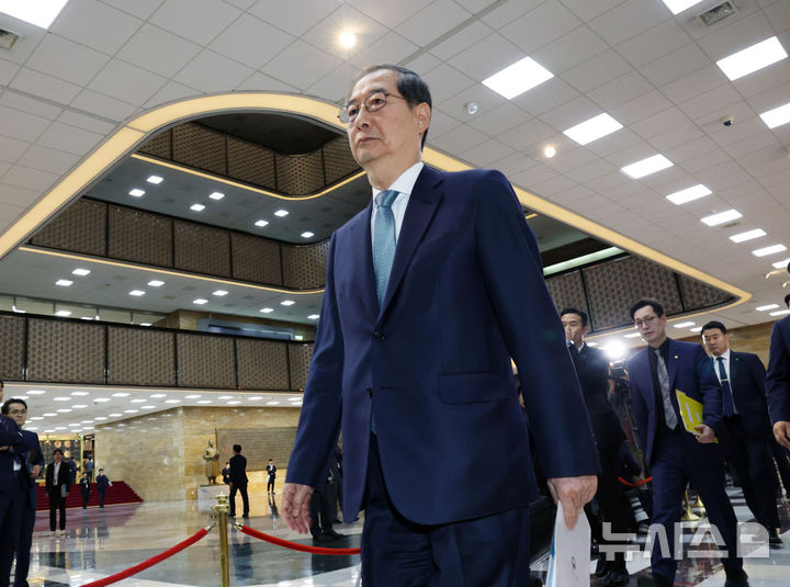 [서울=뉴시스] 국회사진기자단 = 한덕수 대통령 권한대행 국무총리가 추가경정예산안 시정연설을 위해 24일 오전 서울 여의도 국회에서 본회의장으로 이동하고 있다. 2025.04.24. photo@newsis.com