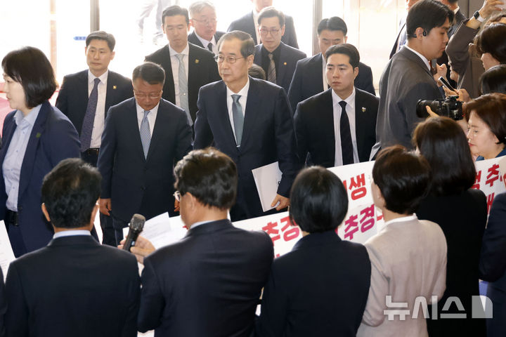 [서울=뉴시스] 국회사진기자단 = 한덕수 대통령 권한대행 국무총리가 추가경정예산안 시정연설을 위해 24일 오전 서울 여의도 국회에서 본회의장으로 이동하고 있다. 2025.04.24. photo@newsis.com