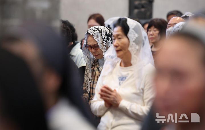 [서울=뉴시스] 이영환 기자 = 24일 오전 서울 중구 명동대성당에서 거행된 프란치스코 교황 추모 미사에서 참석자들이 기도를 하고 있다. 2025.04.24. 20hwan@newsis.com