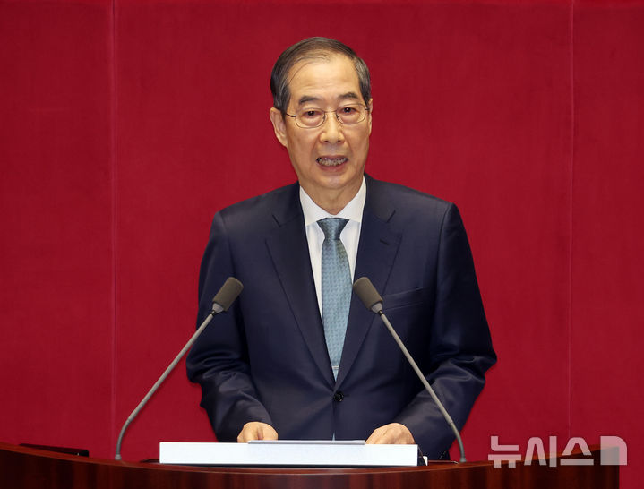 [서울=뉴시스] 국회사진기자단 = 한덕수 대통령 권한대행 국무총리가 24일 오전 서울 여의도 국회 본회의장에서 열린 제424회 국회(임시회) 제6차 본회의에서 2025년도 제1회 추가경정예산안에 대한 정부의 시정연설을 하고 있다. 2025.04.24. photo@newsis.com