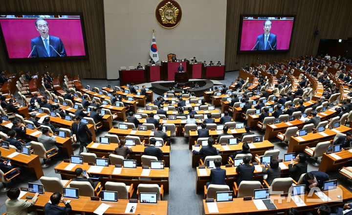 [서울=뉴시스] 국회사진기자단 = 한덕수 대통령 권한대행 겸 국무총리가 24일 서울 여의도 국회에서 추가경정예산안 제출과 관련한 시정 연설을 하고 있다. 대통령 권한대행의 국회 시정 연설은 1979년 박정희 전 대통령 사망 당시 최규하 권한대행 이후 46년 만이다. 2025.04.24. photo@newsis.com