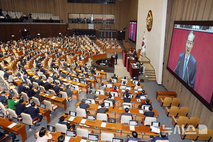 [서울=뉴시스] 국회사진기자단 = 한덕수 대통령 권한대행 국무총리가 24일 서울 여의도 국회에서 열린 본회의에서 2025년도제1회추가경정예산안에대한정부의시정연설을 하고 있다. 2025.04.24. photo@newsis.com