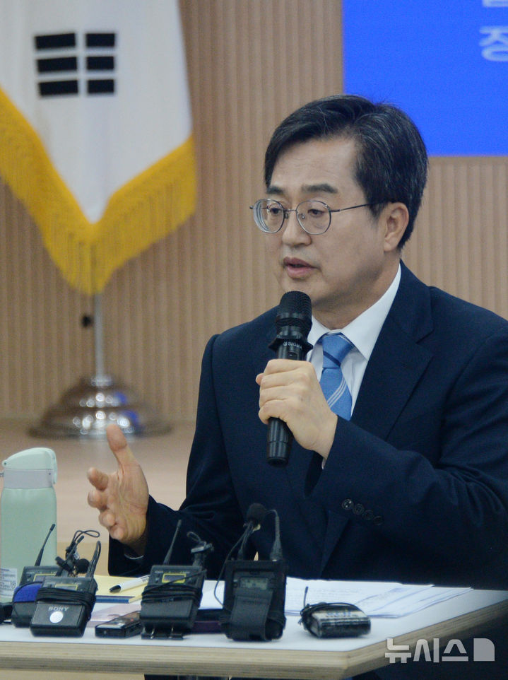 [전주=뉴시스] 김얼 기자 = 김동연 제21대 대통령 선거 더불어민주당 경선 후보가 24일 전북 전주시 더불어민주당 전북특별자치도당에서 열린 간담회에서 인사말을 하고 있다. 2025.04.24. pmkeul@newsis.com