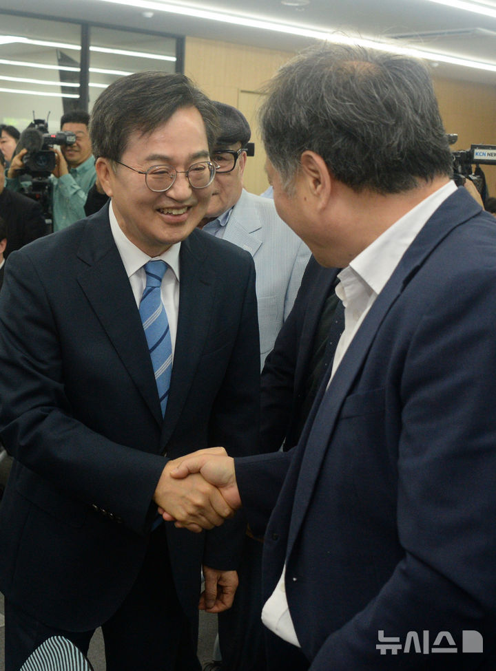 [전주=뉴시스] 김얼 기자 = 김동연 제21대 대통령 선거 더불어민주당 경선 후보가 24일 전북 전주시 더불어민주당 전북특별자치도당에서 열린 간담회에서 당원들과 인사를 나누고 있다. 2025.04.24. pmkeul@newsis.com