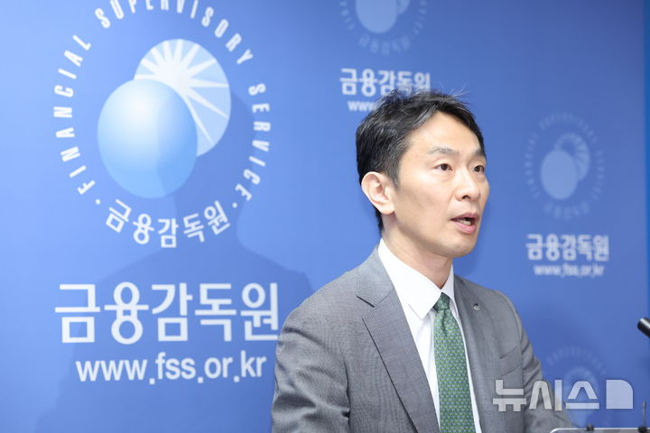 [서울=뉴시스] 조수정 기자 = 이복현 금융감독원장이 24일 오전 서울 영등포구 금융감독원에서 MBK, 삼부토건 등 자본시장 현안 관련 브리핑을 하고 있다. 2025.04.24. chocrystal@newsis.com