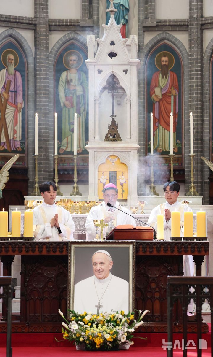[서울=뉴시스] 이영환 기자 = 천주교 서울대교구장 정순택 대주교가 24일 오전 서울 중구 명동대성당에서 프란치스코 교황 추모 미사를 집전하고 있다. 2025.04.24. 20hwan@newsis.com