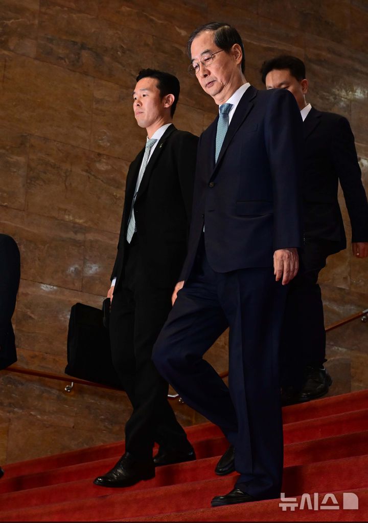 [서울=뉴시스] 국회사진기자단 = 한덕수 대통령 권한대행 국무총리가 24일 서울 여의도 국회에서 열린 본회의에서 2025년도제1회추가경정예산안에대한정부의시정연설을 마친 뒤 국회를 나서고 있다. 2025.04.24. photo@newsis.com