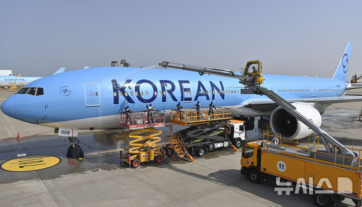 [서울=뉴시스] 김명년 기자 = 24일 오전 인천국제공항에 위치한 대한항공 정비 격납고에서 관계자들이 봄맞이 항공기 동체 세척을 하고 있다.(공동취재) 2025.04.24. kmn@newsis.com