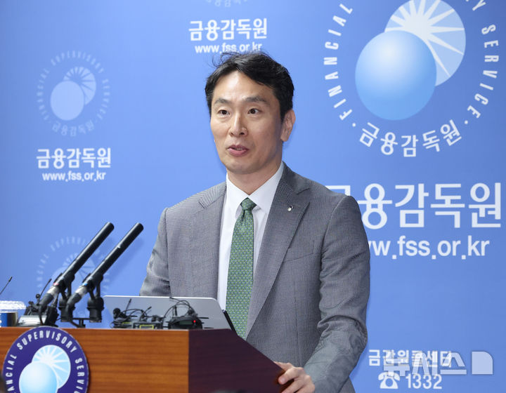 [서울=뉴시스] 조수정 기자 = 이복현 금융감독원장이 24일 오전 서울 영등포구 금융감독원에서 MBK, 삼부토건 등 자본시장 현안 관련 브리핑을 하고 있다. 2025.04.24. chocrystal@newsis.com