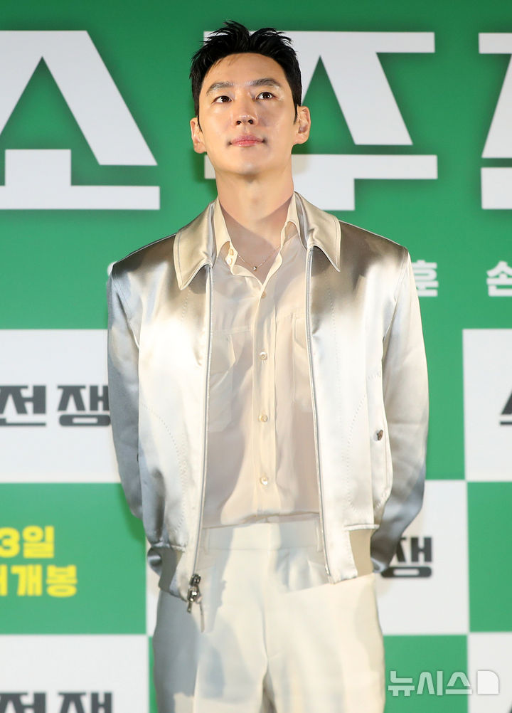 [서울=뉴시스] 김혜진 기자 = 배우 이제훈이 24일 오전 서울 강남구 메가박스 코엑스에서 열린 영화 '소주전쟁' 제작보고회에 참석하고 있다. 2025.04.24. jini@newsis.com