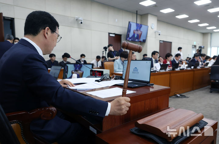 [서울=뉴시스] 고승민 기자 = 24일 서울 여의도 국회에서 열린 제424회 국회(임시회) 행정안전위원회 제1차 전체회의에서 신정훈 위원장이 의사봉을 두드리고 있다. 2025.04.24. kkssmm99@newsis.com