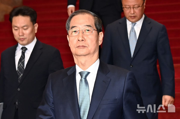 [서울=뉴시스] 국회사진기자단 = 덕수 대통령 권한대행 국무총리가 24일 오전 서울 여의도 국회에서 추가경정예산안 시정연설을 마치고 국회를 나서고 있다. 2025.04.24. photo@newsis.com