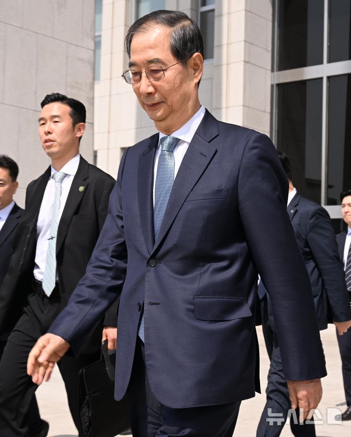 [서울=뉴시스] 국회사진기자단 = 덕수 대통령 권한대행 국무총리가 24일 오전 서울 여의도 국회에서 추가경정예산안 시정연설을 마치고 국회를 나서고 있다. 2025.04.24. photo@newsis.com