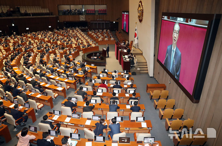 [서울=뉴시스] 국회사진기자단 = 한덕수 대통령 권한대행 국무총리가 24일 서울 여의도 국회에서 열린 제242회 국회(임시회) 제6차 본회의에서 2025년도제1회추가경정예산안에대한정부의시정연설을 하고 있다. 2025.04.24. photo@newsis.com