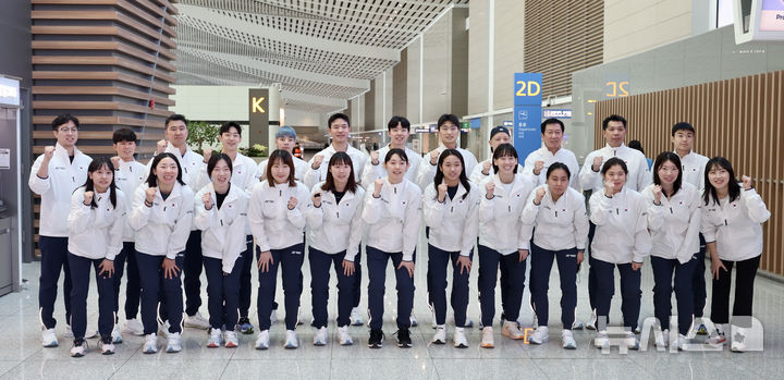 [인천공항=뉴시스] 김명년 기자 = 대한민국 배드민턴 국가대표팀 선수들이 24일 오전 인천국제공항 제2터미널에서 오는 27일부터 중국 샤먼에서 열리는 제19회 세계혼합단체배드민턴선수권대회 참가를 위해 출국하기 전 기념촬영하고 있다. 2025.04.24. kmn@newsis.com