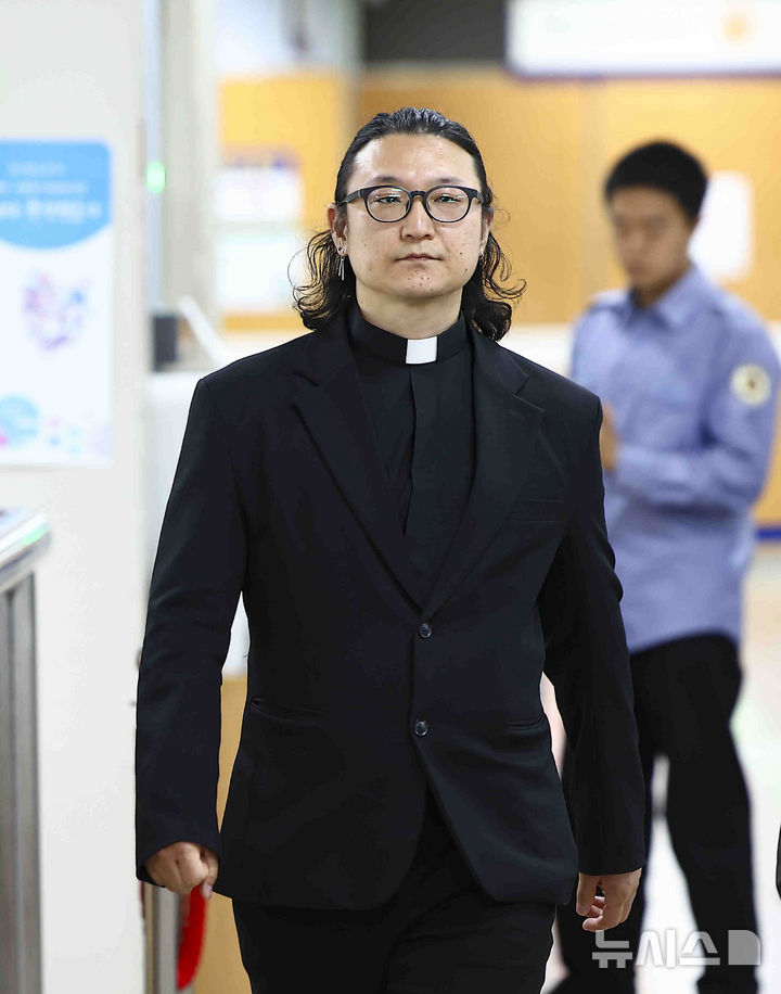 [서울=뉴시스] 김근수 기자 = 성소수자에게 축복기도를 해 교단으로부터 징계를 받은 이동환 목사가 24일 서울 서초구 서울고등법원에서 기독교 대한감리회 상대 총회재판위원회 판결 무효 확인 소송 선고공판에 출석하고 있다.이 목사는 지난 2019년 퀴어문화축제에서 축복식을 집례해 ‘동성애를 찬성하거나 동조하는 행위’에 대한 처벌 조항인 ‘감리회 교리와 장정’ 제3조 8항을 위반했다고 보고 정직 2년을 선고했다. 이에 이 목사는 지난해 2월 법원에 징계를 무효로 해달라는 소송을 냈다. 2025.04.24. ks@newsis.com