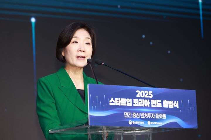 [서울=뉴시스] 오영주 중소벤처기업부 장관이 24일 서울 마포구 호텔 나루 서울 엠갤러리에서 열린 '2025년 스타트업 코리아 펀드 출범식'에서 축사를 하고 있다. (사진=중소벤처기업부 제공. 사진은 기사와 직접 관련이 없습니다. ) 2025.04.24. photo@newsis.com *재판매 및 DB 금지