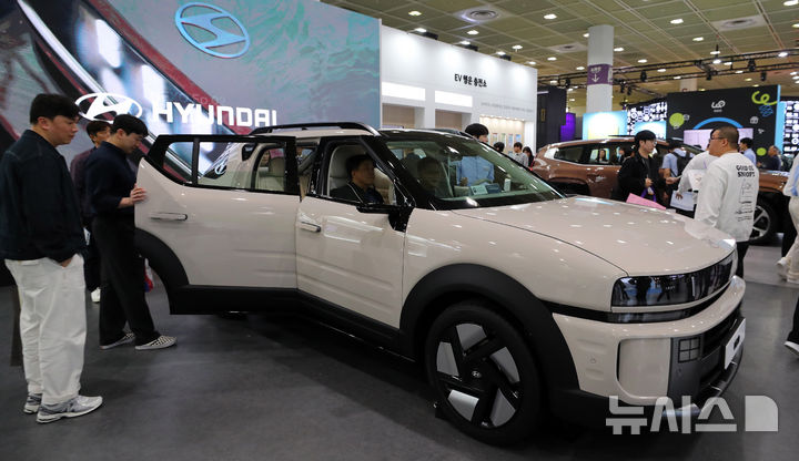 [서울=뉴시스] 김혜진 기자 = 24일 서울 강남구 코엑스에서 열린 월드IT쇼에서 관람객들이 현대차 부스를 둘러보고 있다. 2025.04.24. jini@newsis.com