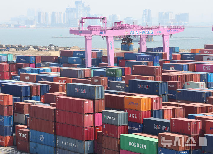 [인천=뉴시스] 김명년 기자 = 과학기술정보통신부는 우리나라 '2023년도 기술무역통계' 결과를 29일 발표하며 지난 2023년 우리나라의 기술무역 규모가 역대 최대 규모인 386억 달러를 기록했다고 밝혔다. 사진은 지난 24일 오후 인천 연수구 인천신항 컨테이너 터미널에 컨테이너가 쌓여있는 모습. 2025.04.24. kmn@newsis.com