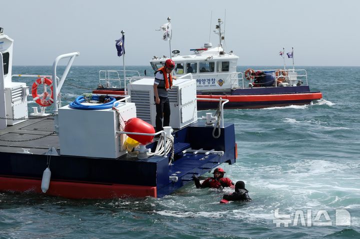 [부산=뉴시스] 하경민 기자 = 항공기 해상 불시착 상황을 가정한 수난대비 합동 구조훈련이 열린 24일 부산 강서구 진우도 인근 해상에 불시착한 모의항공기(500t급 경비함)에서 비상탈출한 승객을 해경이 구조하고 있다. 이날 훈련에는 남해지방해양경찰청, 창원해양경찰서 등 13개 유관기관·단체에서 총 14척의 선박과 헬기 1기가 동원됐다. 2025.04.24. yulnetphoto@newsis.com