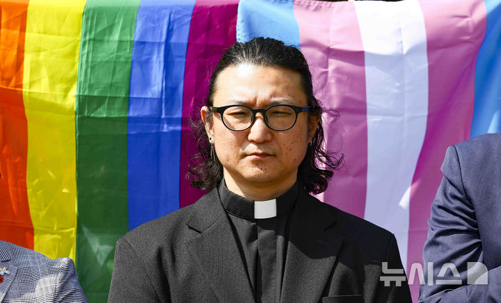 [서울=뉴시스] 김근수 기자 = 이동환 목사가 24일 서울 서초구 서울고등법원 앞에서 항소심 선고 입장 발표 기자회견에 참석해 있다.지난 2019년 퀴어축제에서 성소수자에게 축복 기도를 했다는 이유로 교단에서 정직 2년 처분을 받은 이동환 목사가 기독교대한감리회를 상대로 낸 소송 2심에서도 패소했다. 2025.04.24. ks@newsis.com