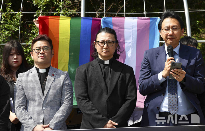 [서울=뉴시스] 김근수 기자 = 이동환(왼쪽 세번째) 목사와 민변 공익인권변론센터 회원들이 24일 서울 서초구 서울고등법원 앞에서 항소심 선고 입장 발표 기자회견을 하고 있다.지난 2019년 퀴어축제에서 성소수자에게 축복 기도를 했다는 이유로 교단에서 정직 2년 처분을 받은 이동환 목사가 기독교대한감리회를 상대로 낸 소송 2심에서도 패소했다. 2025.04.24. ks@newsis.com