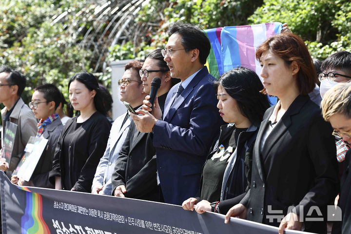 [서울=뉴시스] 김근수 기자 = 이동환(왼쪽 다섯번째) 목사와 민변 공익인권변론센터 회원들이 24일 서울 서초구 서울고등법원 앞에서 항소심 선고 입장 발표 기자회견을 하고 있다.지난 2019년 퀴어축제에서 성소수자에게 축복 기도를 했다는 이유로 교단에서 정직 2년 처분을 받은 이동환 목사가 기독교대한감리회를 상대로 낸 소송 2심에서도 패소했다. 2025.04.24. ks@newsis.com