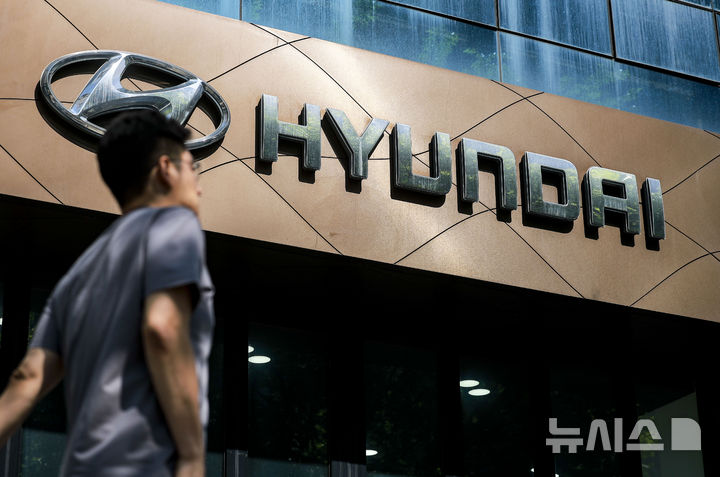 [서울=뉴시스] 정병혁 기자 = 24일 서울 강남구 현대자동차 대리점 앞에서 시민들이 이동하고 있다. 2025.04.24. jhope@newsis.com