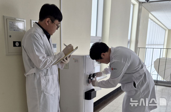 [광주=뉴시스] 광주시보건환경연구원 사회복지시설 먹는물 수질검사 지원. (사진=광주보건환경연구원 제공). photo@newsis.com *재판매 및 DB 금지