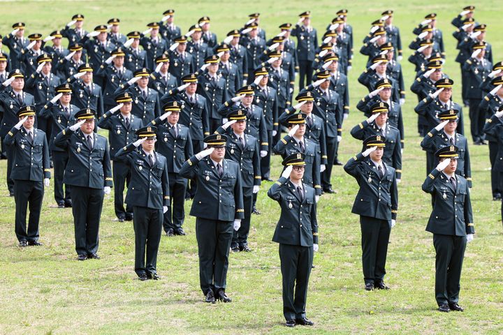 [서울=뉴시스] 24일 충북 괴산 육군학생군사학교에서 열린 '제55기 의무사관 임관식'에서 임관장교들이 거수경례를 하고 있다. (사진=국방부 제공) 2025.04.24. photo@newsis.com *재판매 및 DB 금지