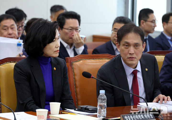 [서울=뉴시스] 고승민 기자 = 24일 서울 여의도 국회에서 열린 제424회 국회(임시회) 과학기술정보방송통신위원회 전체회의에서 방송통신위원회 이진숙 위원장과 김태규 부위원장이 대화하고 있다. 2025.04.24. kkssmm99@newsis.com