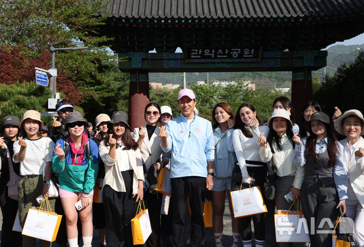 [서울=뉴시스] 조수정 기자 = 오세훈 서울시장이 24일 서울 관악구 서울 등산관광센터 관악산점에서 열린 개관식을 마친 뒤 외국인들과 관악산 등산 코스 팸투어를 위해 출발하며 기념촬영 하고 있다. 2025.04.24. chocrystal@newsis.com