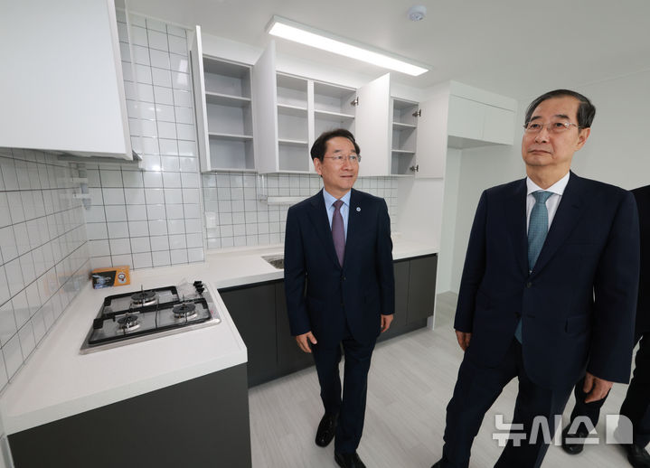 [인천=뉴시스] 고범준 기자 = 한덕수 대통령 권한대행 국무총리가 24일 인천 미추홀구 천원주택을 방문해 유정복 인천시장과 주거환경을 점검하고 있다. 2025.04.24. bjko@newsis.com