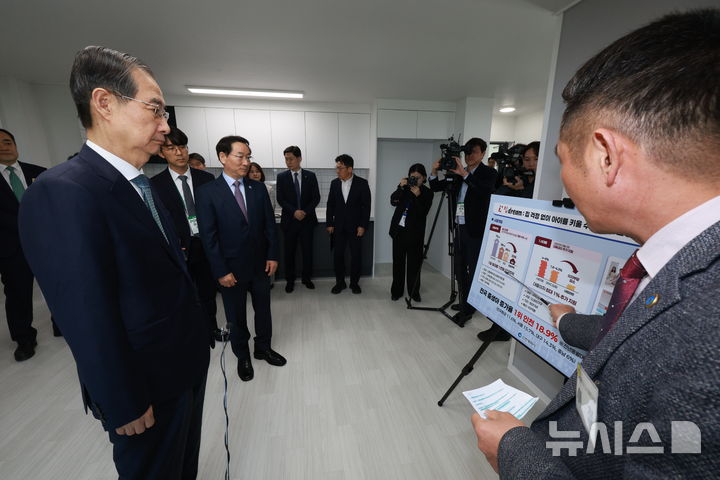 [인천=뉴시스] 고범준 기자 = 한덕수 대통령 권한대행 국무총리가 24일 인천 미추홀구 천원주택을 방문해 이철 인천시 도시계획국장으로부터 천원주택 사업 설명을 듣고 있다. 2025.04.24. bjko@newsis.com