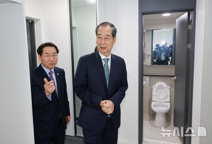 [인천=뉴시스] 고범준 기자 = 한덕수 대통령 권한대행 국무총리가 24일 인천 미추홀구 천원주택을 방문해 유정복 인천시장과 주거환경을 점검하고 있다. 2025.04.24. bjko@newsis.com