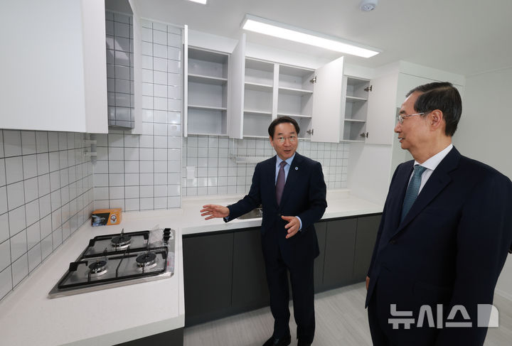 [인천=뉴시스] 고범준 기자 = 한덕수 대통령 권한대행 국무총리가 24일 인천 미추홀구 천원주택을 방문해 유정복 인천시장과 주거환경을 점검하고 있다. 2025.04.24. bjko@newsis.com