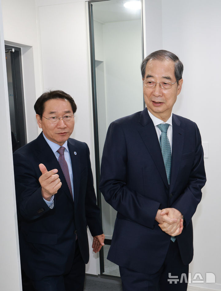 [인천=뉴시스] 고범준 기자 = 한덕수 대통령 권한대행 국무총리가 24일 인천 미추홀구 천원주택을 방문해 유정복 인천시장과 주거환경을 점검하고 있다. 2025.04.24. bjko@newsis.com