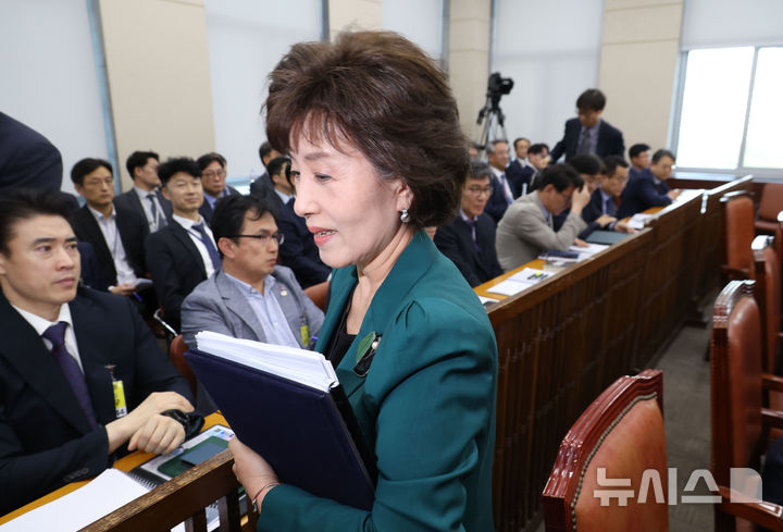 [서울=뉴시스] 조성봉 기자 = 박선영 진실화해를위한과거사정리위원회 위원장이 24일 오후 서울 여의도 국회에서 열린 행정안전위원회 전체회의에서 신정훈 위원장의 퇴장 요청에 자리를 떠나고 있다.박 위원장은 5.18 민주화운동 북한군 개입설 관련 "논란이 있는 건 알지만 사실을 모른다"고 답변해 신 위원장과 민주당 등 의원들에게 항의를 받았다. 2025.04.24. suncho21@newsis.com
