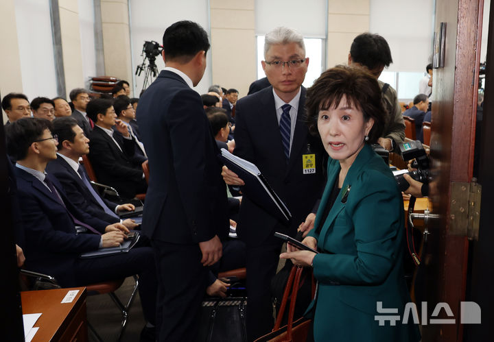 [서울=뉴시스] 고승민 기자 = 박선영 진실화해를 위한 과거사 정리위원장이 24일 서울 여의도 국회에서 열린 행정안전위원회에서 신정훈 위원장의 요청으로 회의장을 퇴장하고 있다.박 위원장은 5.18 민주화운동 북한군 개입설 관련 '논란이 있는 건 알지만 사실을 모른다'는 취지로 말했다가 신 위원장과 민주당 등 의원들에게 항의를 받았다. 2025.04.24. kkssmm99@newsis.com