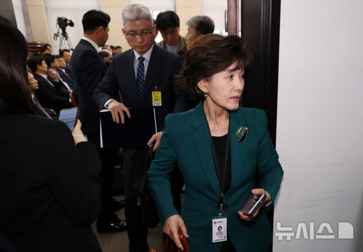 [서울=뉴시스] 고승민 기자 = 박선영 진실화해를 위한 과거사 정리위원장이 24일 서울 여의도 국회에서 열린 행정안전위원회에서 신정훈 위원장의 요청으로 회의장을 퇴장하고 있다.박 위원장은 5.18 민주화운동 북한군 개입설 관련 '논란이 있는 건 알지만 사실을 모른다'는 취지로 말했다가 신 위원장과 민주당 등 의원들에게 항의를 받았다. 2025.04.24. kkssmm99@newsis.com