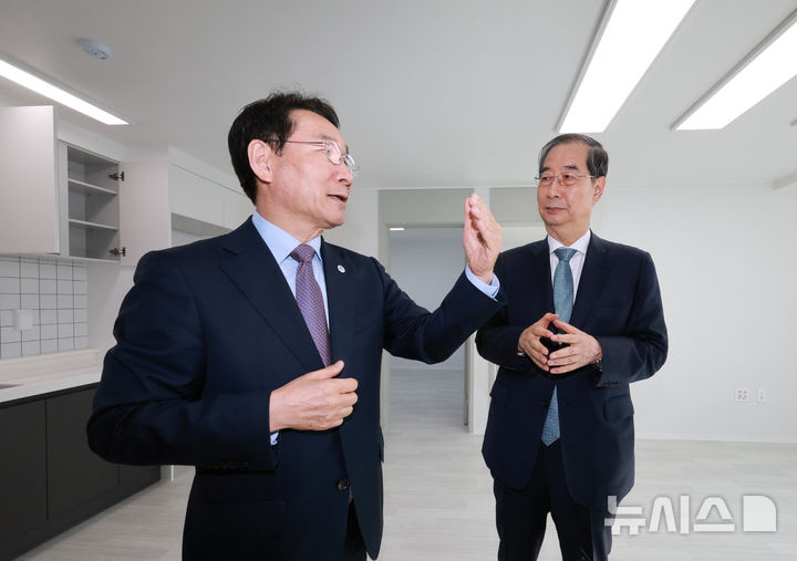 [인천=뉴시스] 고범준 기자 = 한덕수 대통령 권한대행 국무총리가 24일 인천 미추홀구 천원주택을 방문해 유정복 인천시장과 주거환경을 점검하며 대화를 나누고 있다. 2025.04.24. bjko@newsis.com