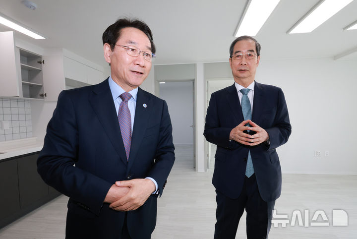 [인천=뉴시스] 고범준 기자 = 한덕수 대통령 권한대행 국무총리가 24일 인천 미추홀구 천원주택을 방문해 유정복 인천시장과 주거환경을 점검하며 대화를 나누고 있다. 2025.04.24. bjko@newsis.com